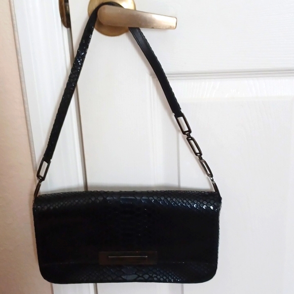 Stuart Weitzman black shoulder bag in a python texture - Picture 2 of 6